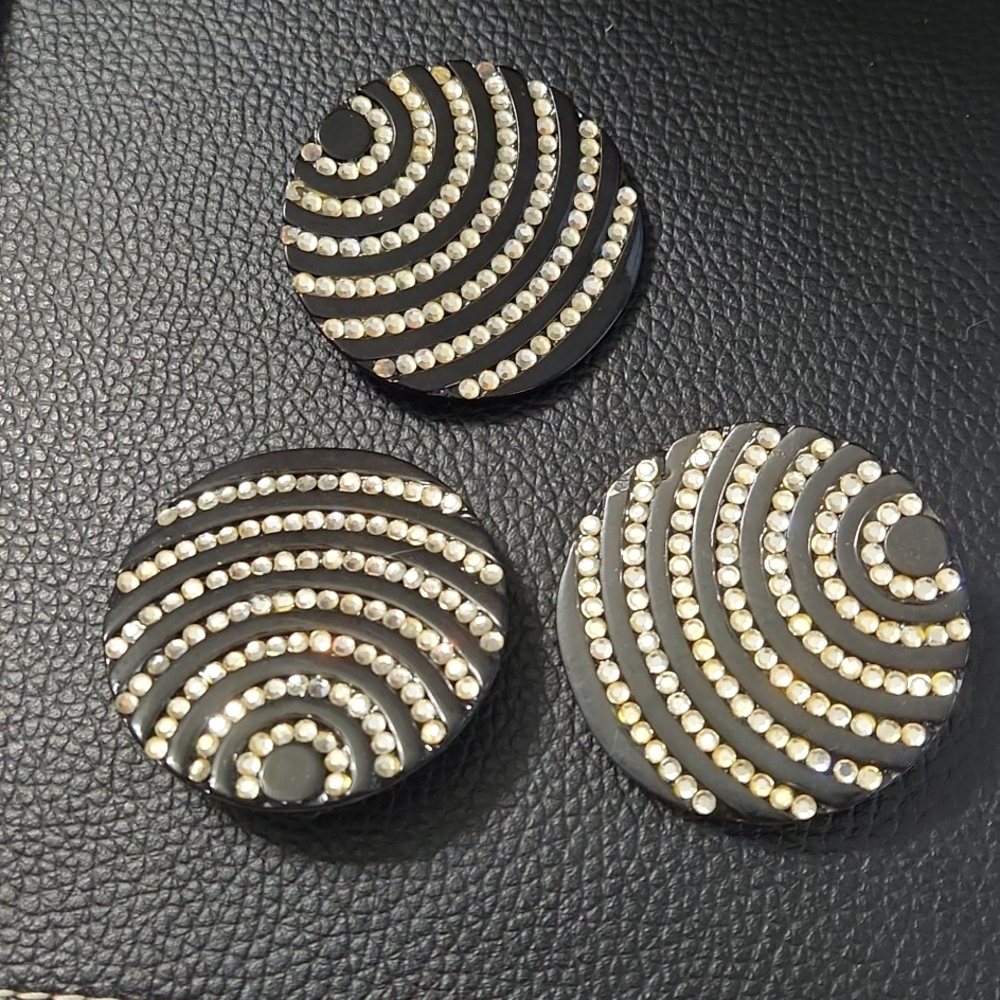 ⭐️Retro earrings definitely vintage with matching scarf holder⭐️